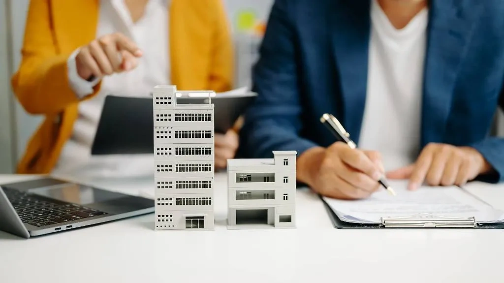 Пара подписывает документы. Обложка © Shutterstock / FOTODOM / Nuttapong punna