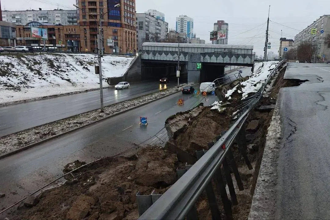 Место обвала в Новосибирске.  Обложка Telegram / Мэрия Новосибирска