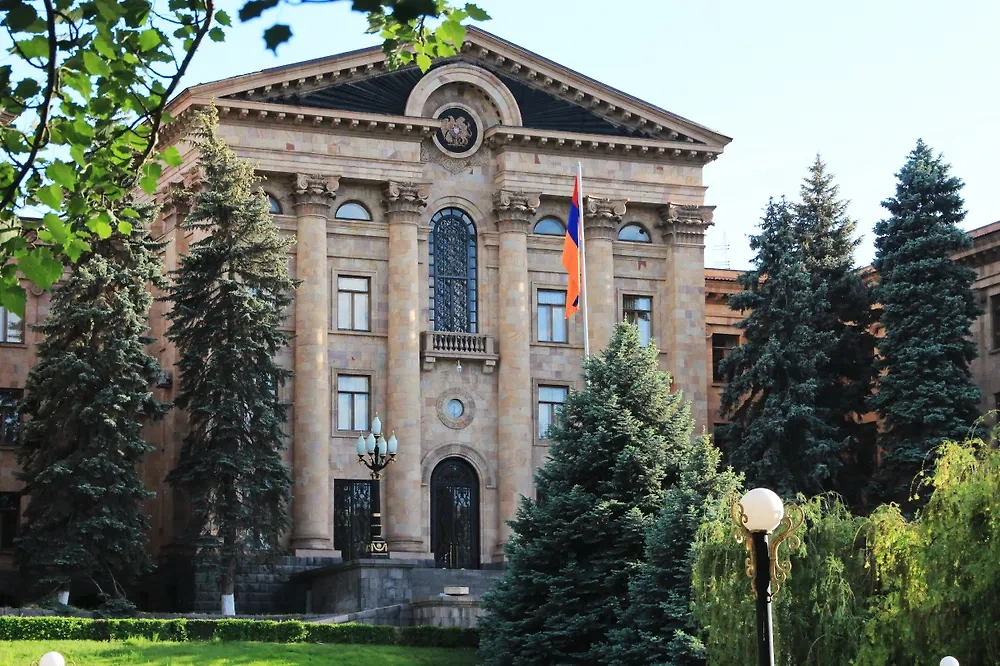 Здание парламента Армении в Ереване. Обложка © Shutterstock /FOTODOM / Alexander Gafarro