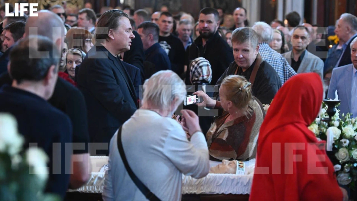 Женщина попыталась сделать селфи с умершим Церетели. Фото © Life.ru