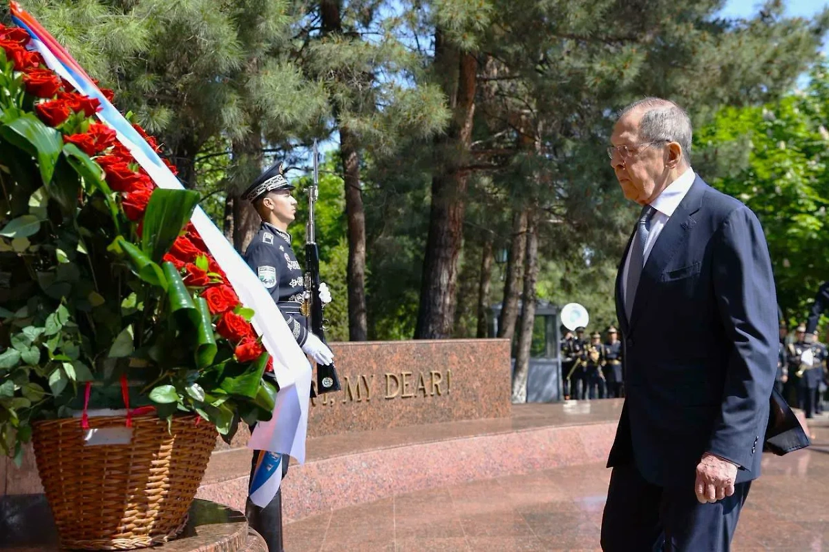 Глава МИД РФ Сергей Лавров у Вечного огня в Самарканде. Фото © Telegram / МИД России 