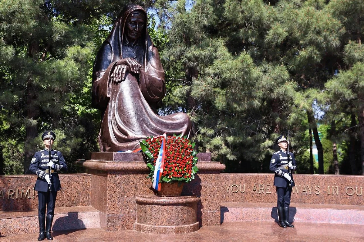 Глава МИД РФ Сергей Лавров у Вечного огня в Самарканде. Фото © Telegram / МИД России 