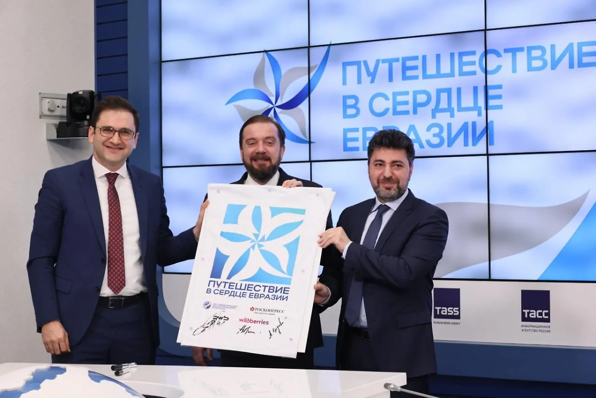 Официальная церемония подписания соглашений о сотрудничестве между АНО «Международный центр региональной интеграции» (АНО «МЦРИ»), фондом «Росконгресс» и компанией Wildberries (ООО «РВБ»). Обложка © Life.ru