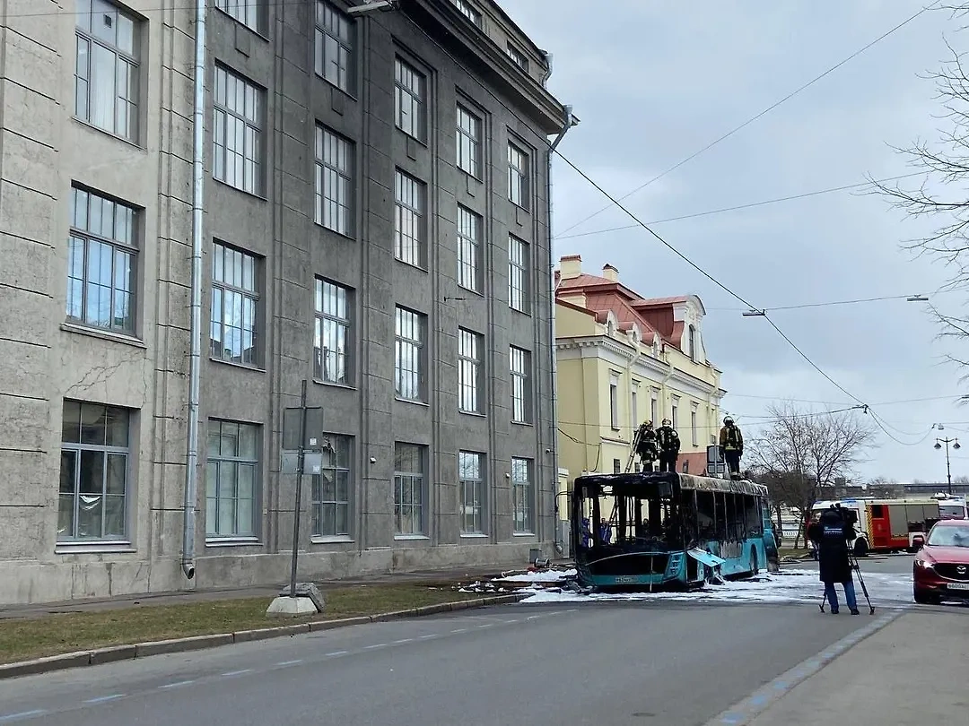 Сгоревший автобус на Васильевском острове в Петербурге. Обложка © VK / MR7.ru | Мой район | Новости Петербурга