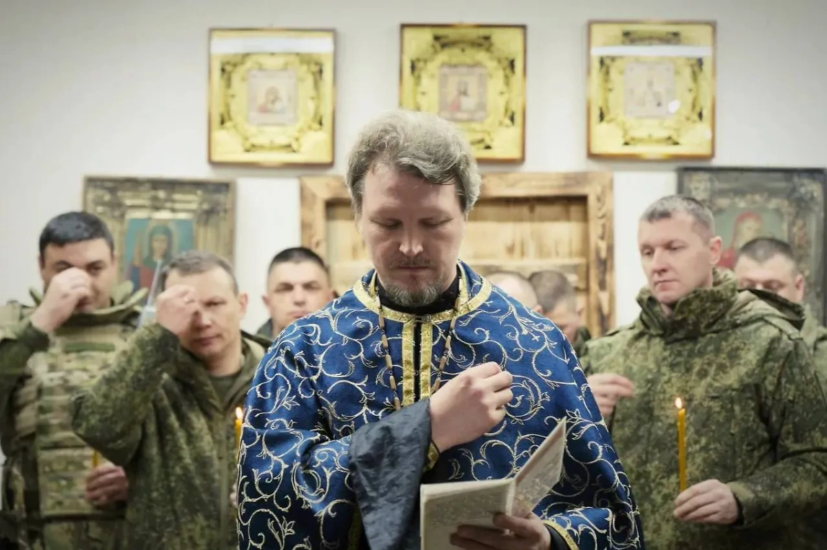 Священник и военнослужащие ВС РФ в блиндажном православном храме. Обложка © Telegram / Минобороны России