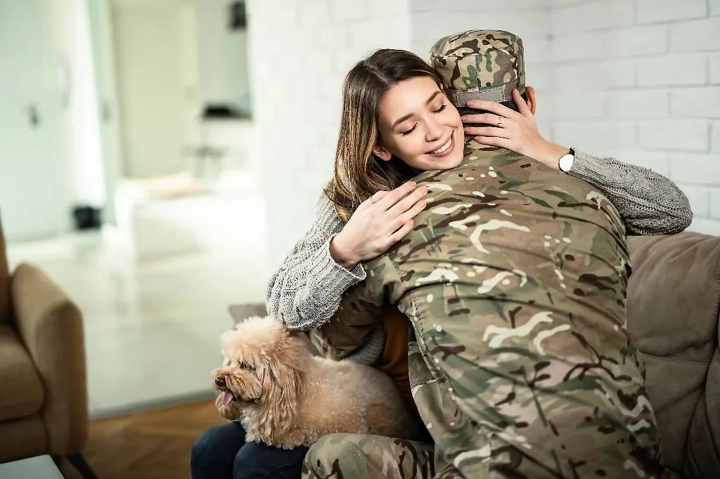Девушка с военным. Обложка © Freepik / Drazen Zigic
