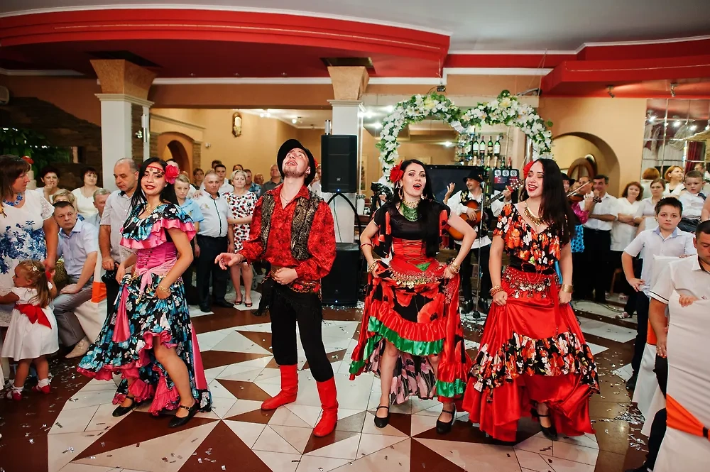 Цыгане танцуют на свадьбе. Обложка © Shutterstock / FOTODOM / AS project