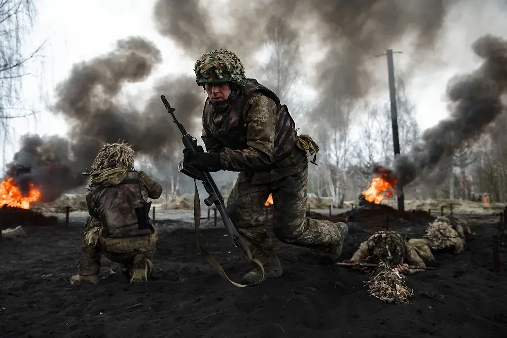 Военные на поле боя. Обложка © Shutterstock / FOTODOM / Dmytro Larin