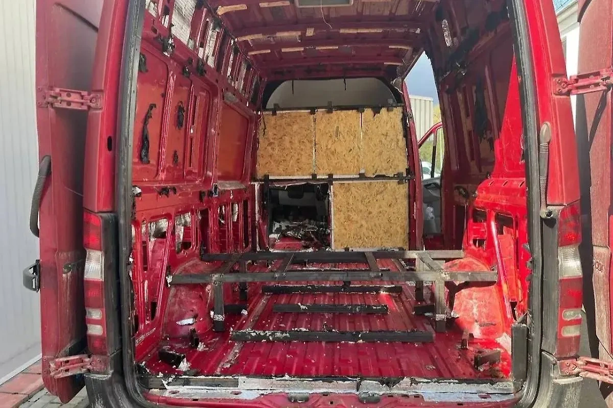Автомобиль после извлечения спрятанной взрывчатки. Обложка © Telegram / Таможенные органы Беларуси