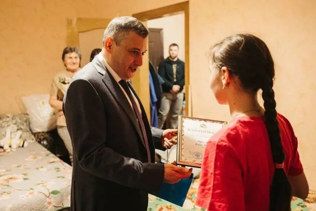 Александр Хинштейн награждает 11-летнюю девочку. Обложка © Telegram / Александр Хинштейн