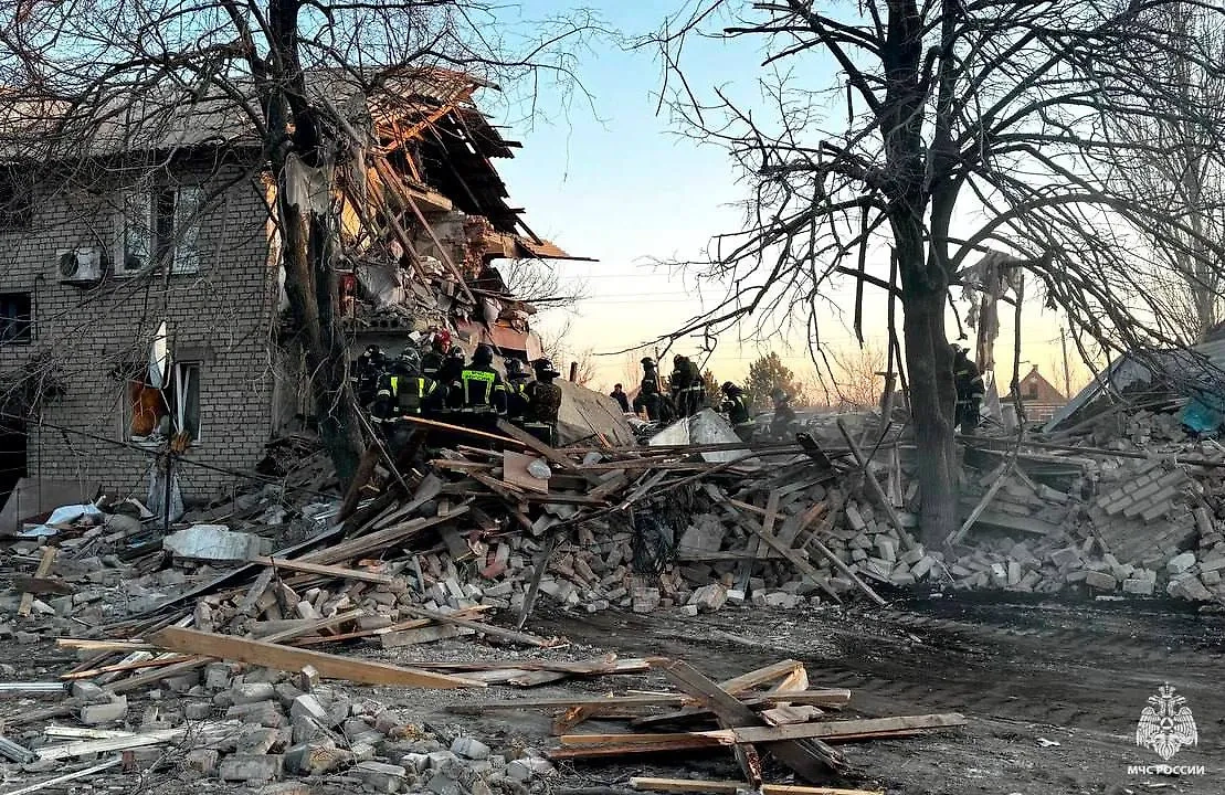 Два подъезда дома рухнули в селе Новополтавка. Фото © МЧС России