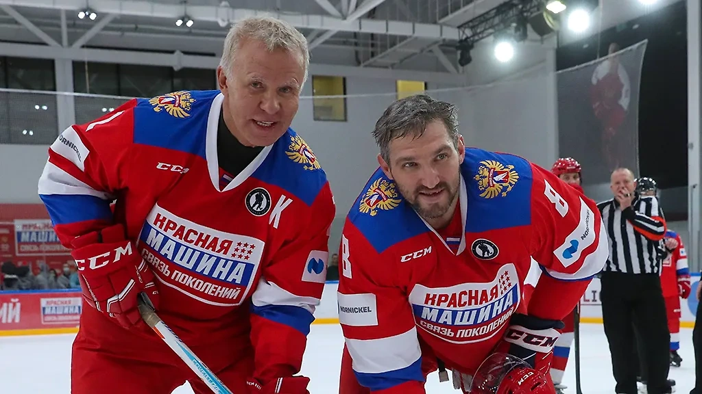Вячеслав Фетисов и Александр Овечкин. Обложка © ТАСС / Сергей Фадеичев