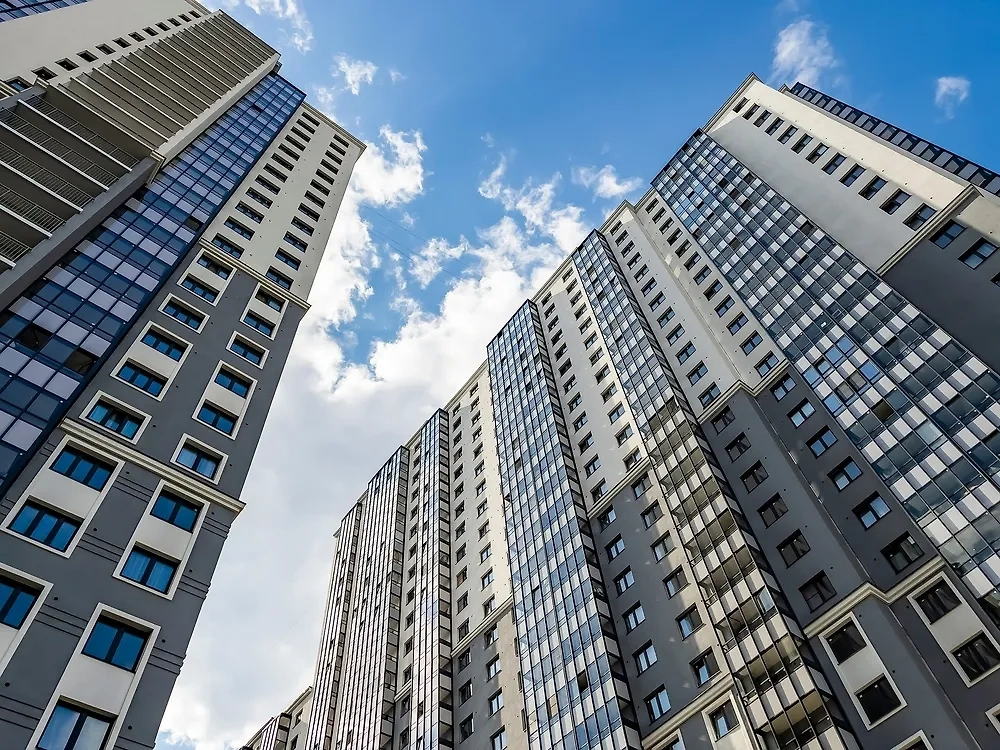 Многоэтажные дома. Обложка © Shutterstock / FOTODOM / bellena