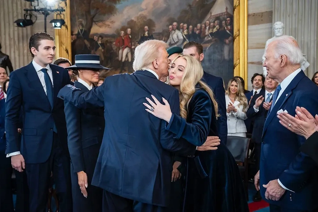 Тиффани Трамп с отцом. Обложка © Х / tiffanyatrump