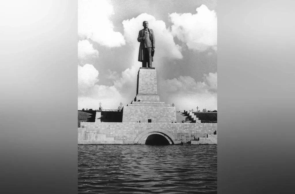 Памятник Иосифу Сталину на канале имени Москвы. Фото © ИТАР-ТАСС / Наум Грановский