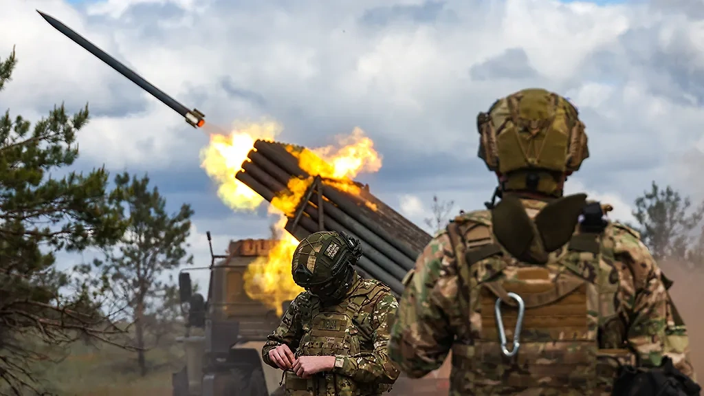 Армия России уничтожает позиции ВСУ в районе Кировска в ДНР. Обложка © ТАСС / Алексей Коновалов