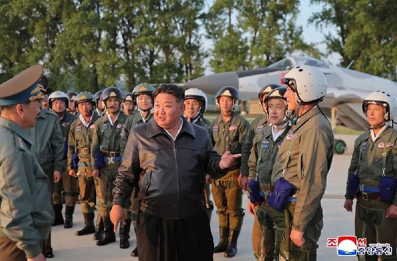 Ким Чен Ын с военнослужащими КНДР. Фото © ЦТАК
