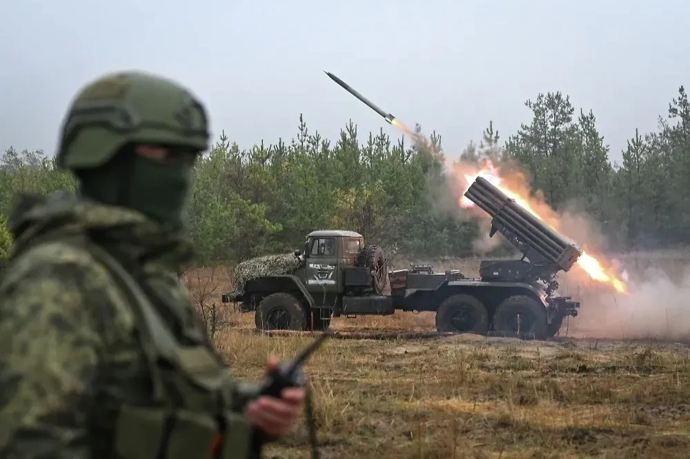 Боевая работа реактивной системы залпового огня БМ-21 «Град» в зоне СВО. Обложка © РИА «Новости» / Станислав Красильников