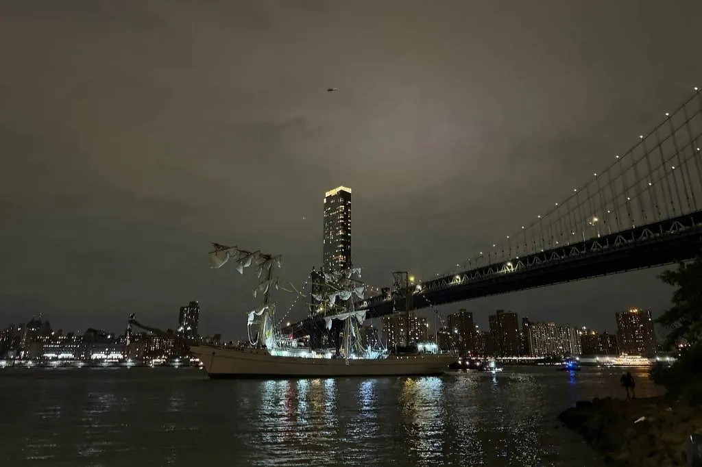 Судно у Бруклинского моста. Обложка © X / Ken4NYC