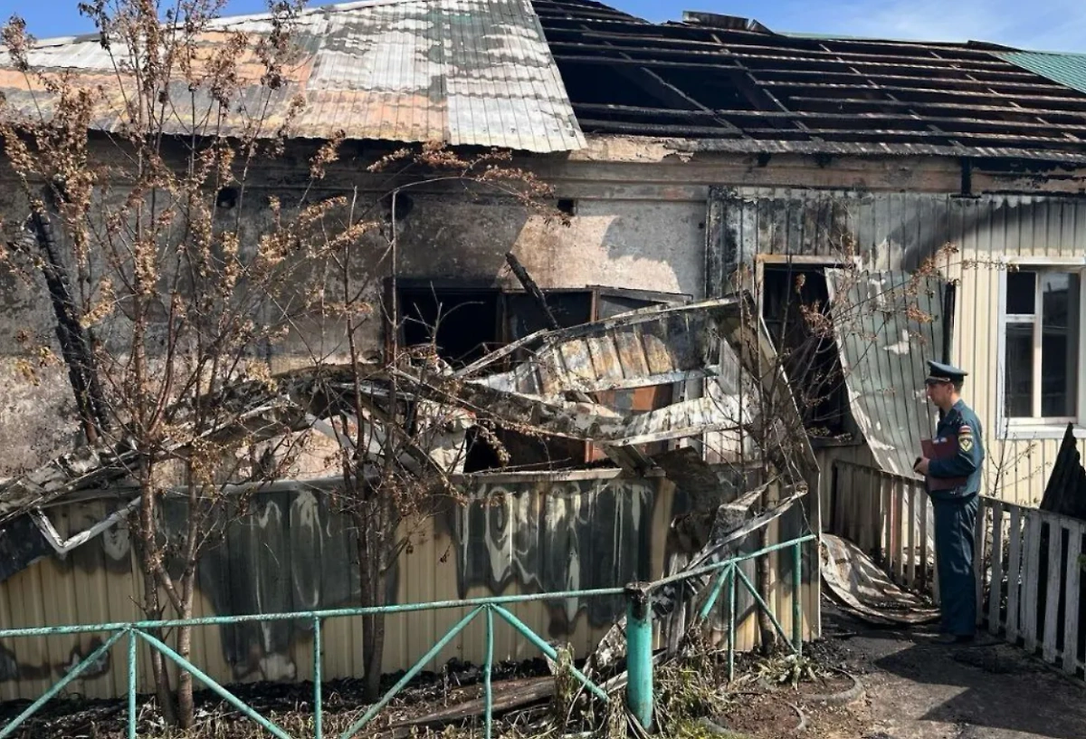 Сгоревший при пожаре дом. Обложка © Telegram /  «МЧС Башкортостан» 