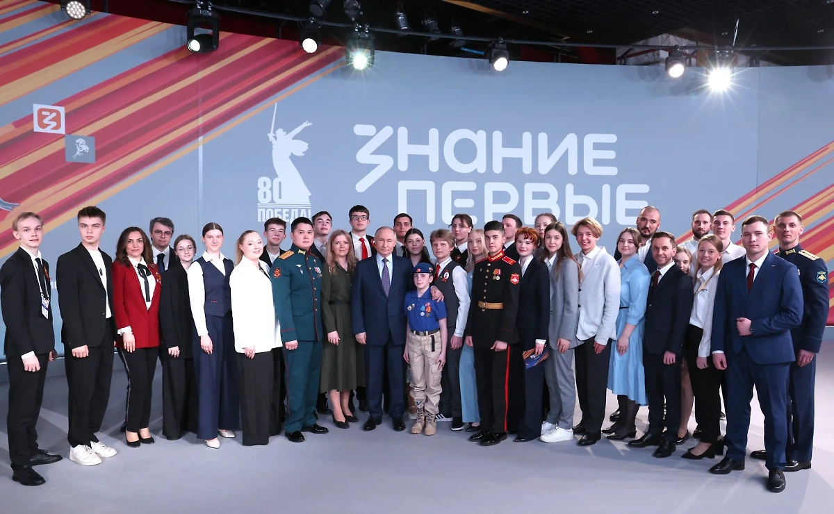 Владимир Путин с участниками федерального просветительского марафона «Знание. Первые». Обложка © kremlin