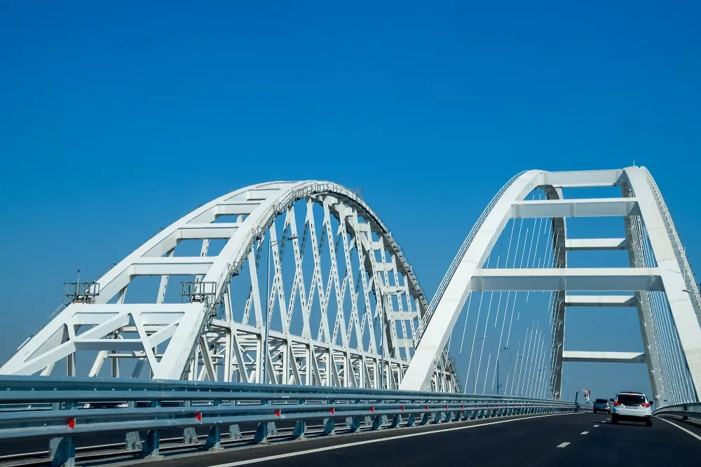 Крымский мост. Обложка © Shutterstock / FOTODOM / eleonimages