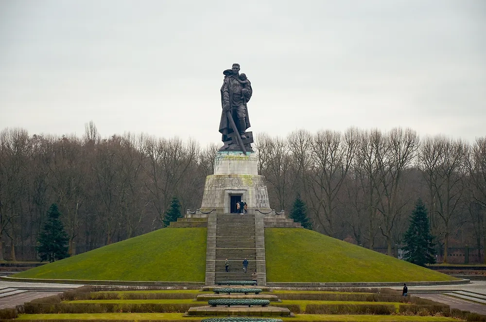 Монумент в Трептов-парке в Берлине. Обложка © Shutterstock / FOTODOM / SergeyPhoto7