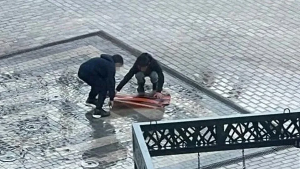 Подростки потоптались по георгиевской ленте в Обнинсе. Фото © VK / Наталья Зыбенкова