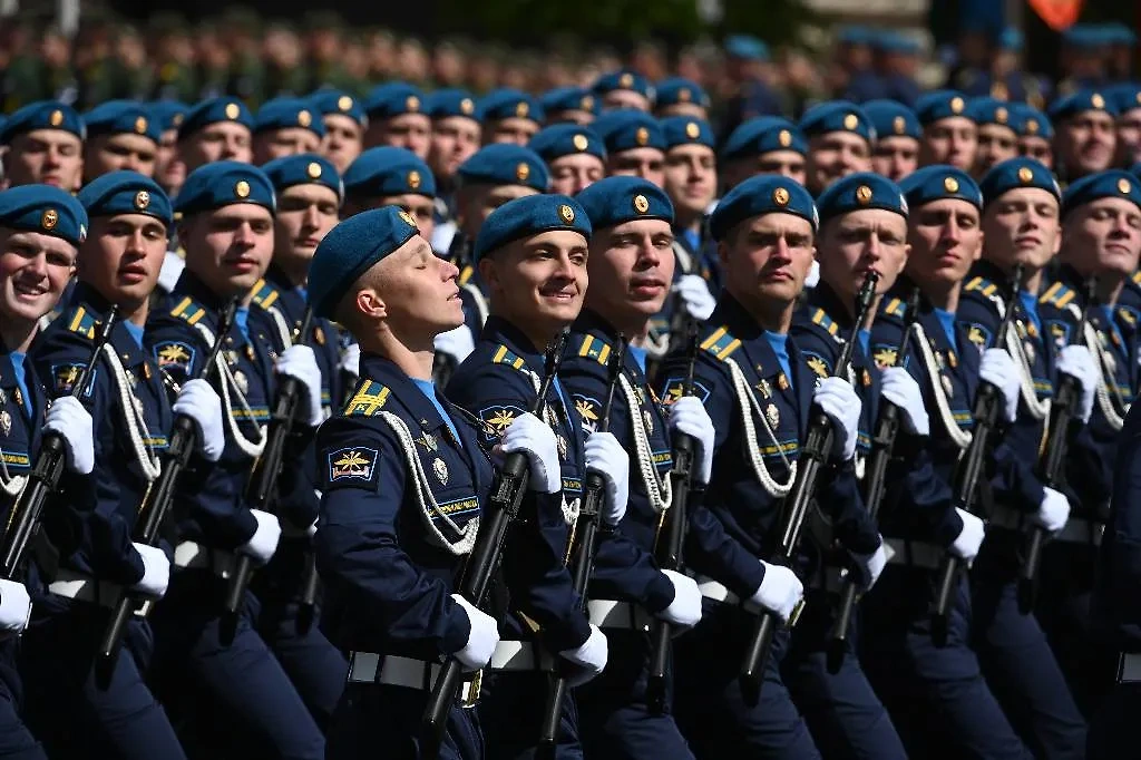 Парад Победы. Обложка © Life.ru