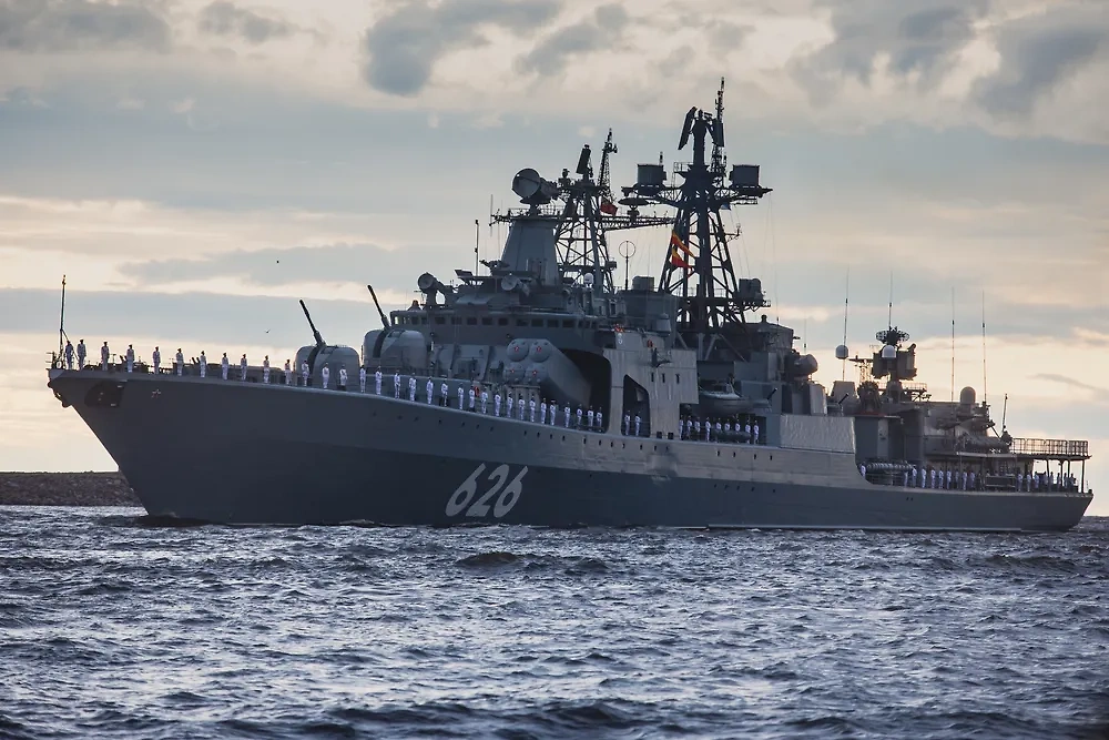 Российский военный корабль. Обложка © Shutterstock / FOTODOM / Tsuguliev
