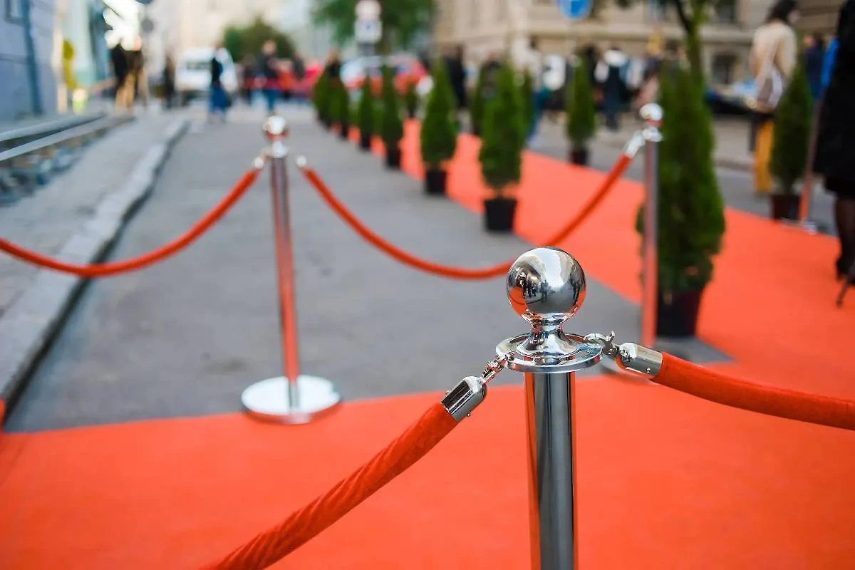 Красная дорожка на Каннах. Обложка © Shutterstock / FOTODOM / AlexanderLipko