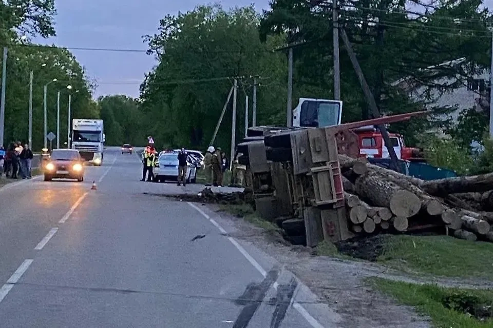 Лесовоз опрокинулся в кювет после ДТП в Хабаровской крае. Обложка © Telegram/ Госавтоинспекция Хабаровского края