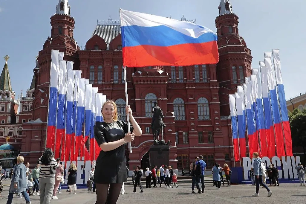 В День России проходят флешмобы и шествия. Фото © ТАСС / EPA / MAXIM SHIPENKOV