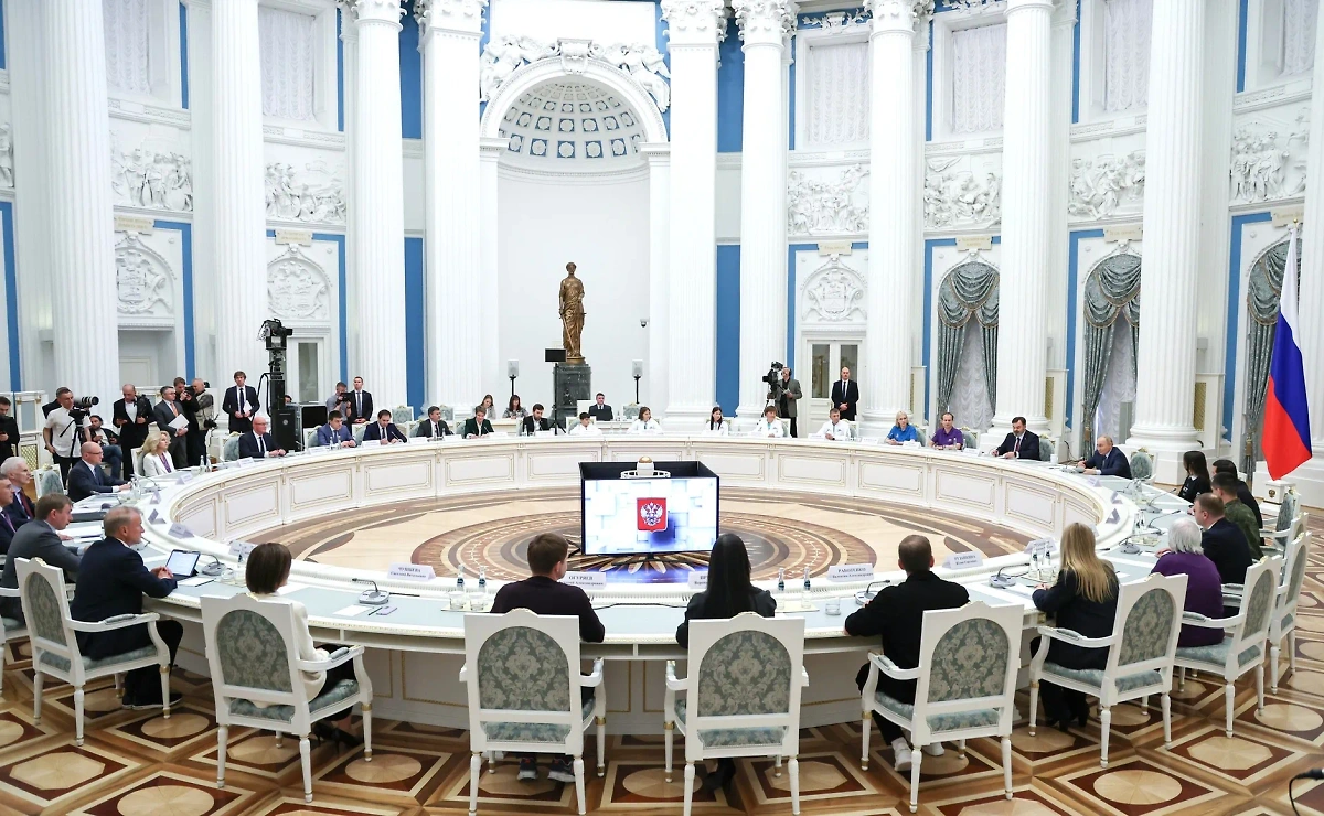 На заседании наблюдательного совета АНО «Россия — страна возможностей». Фото © kremlin