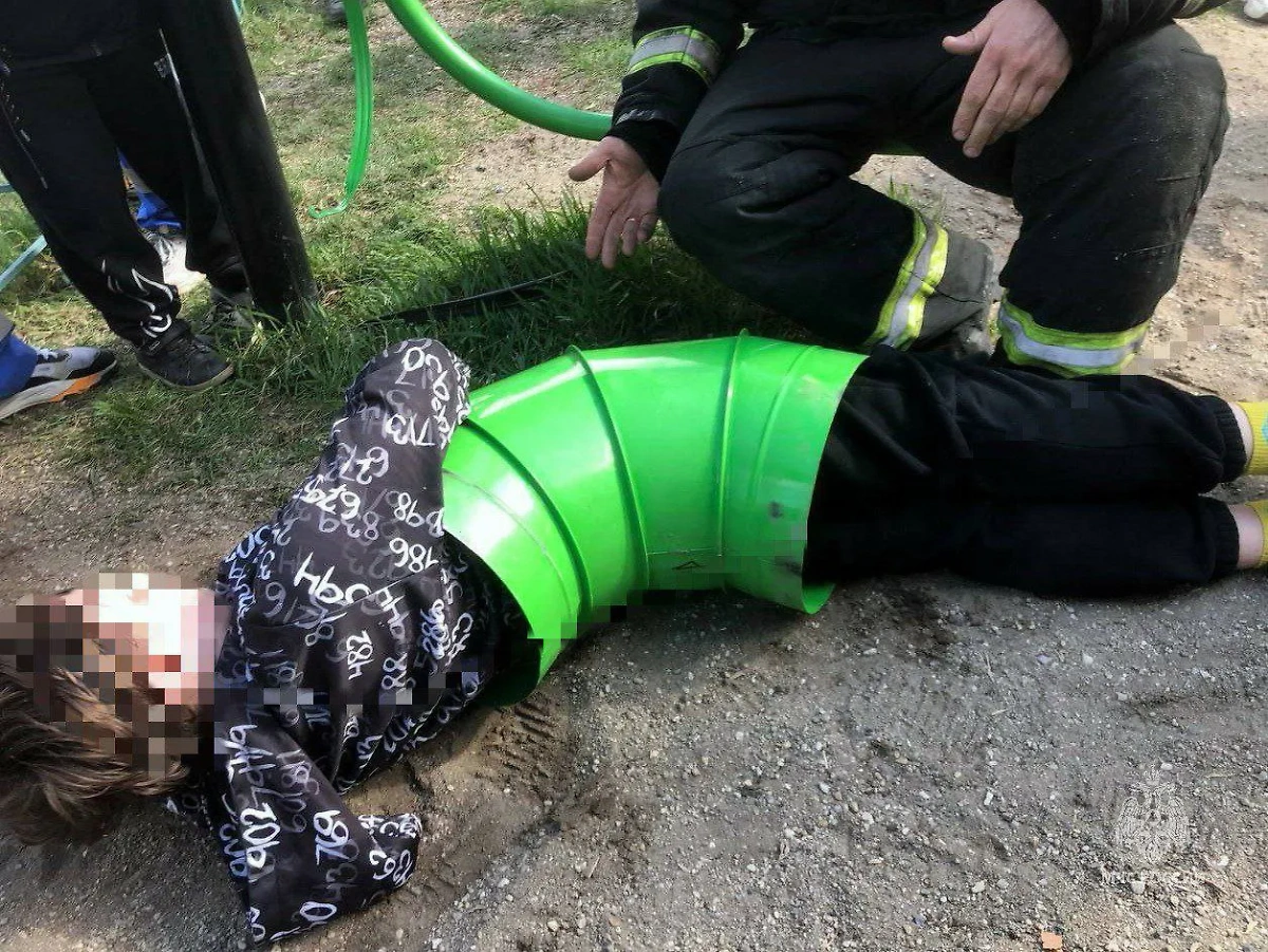 В Челябинской области ребёнок попал в западню на детской площадке. Обложка © Telegram / МЧС Челябинской области