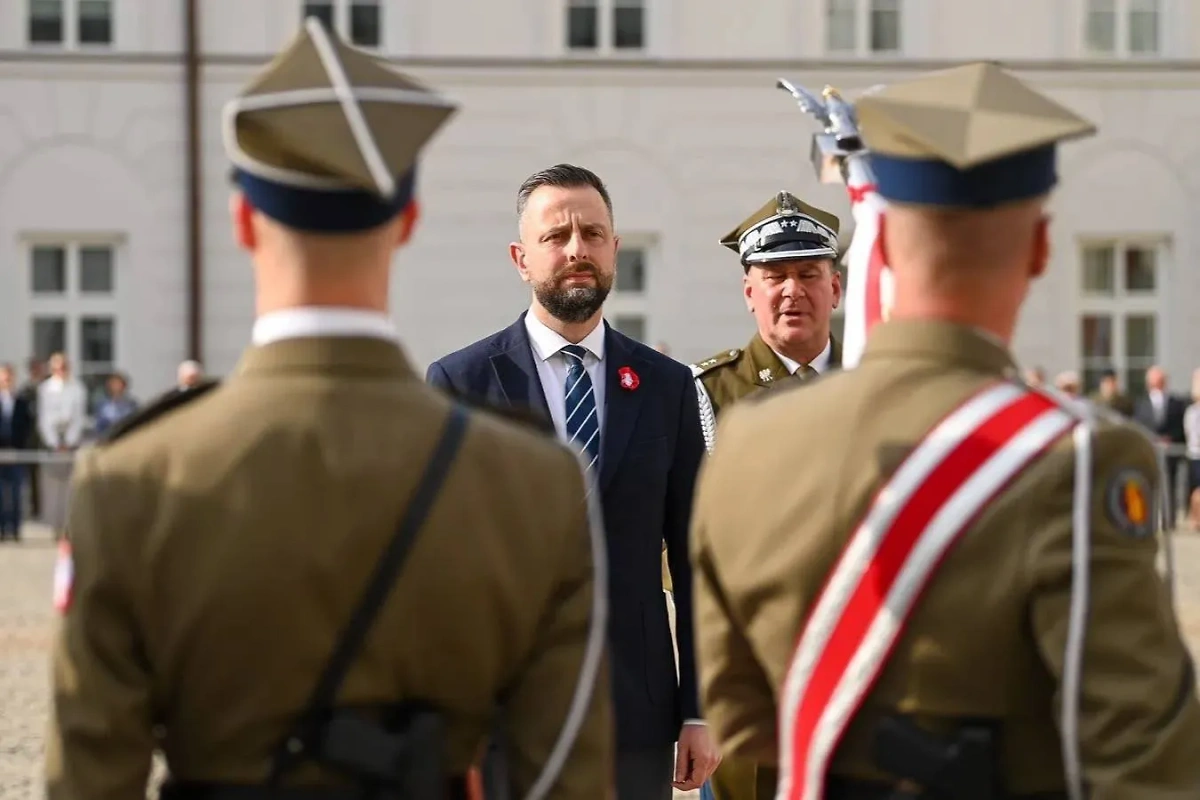 Владислав Косиняк-Камыш и военные. Обложка © X / Władysław Kosiniak-Kamysz