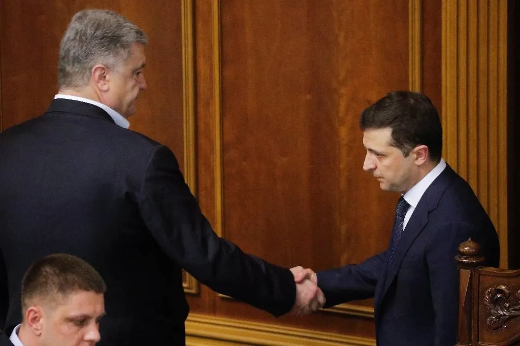 Владимир Зеленский намеревался посадить Петра Порошенко*. Фото © ТАСС / EPA / SERGEY DOLZHENKO
