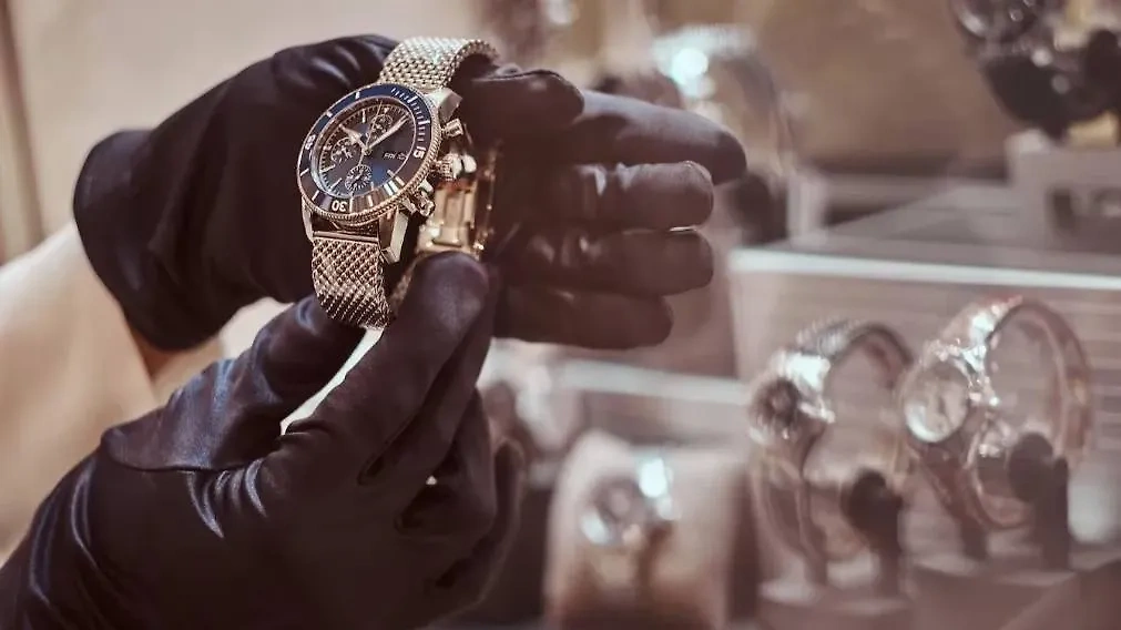 Часы Rolex. Обложка © freepik / fxquadro