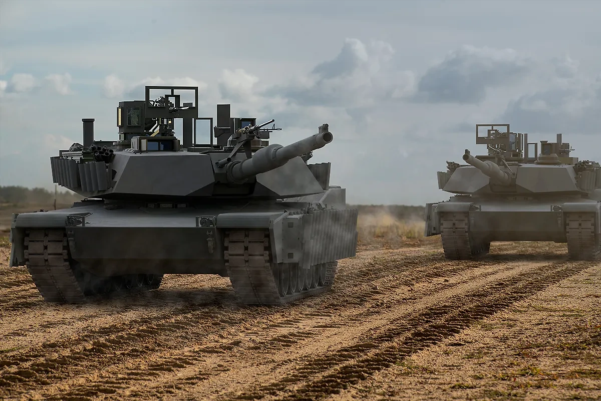 Танки Abrams. Обложка © Shutterstock / FOTODOM / Mike Mareen