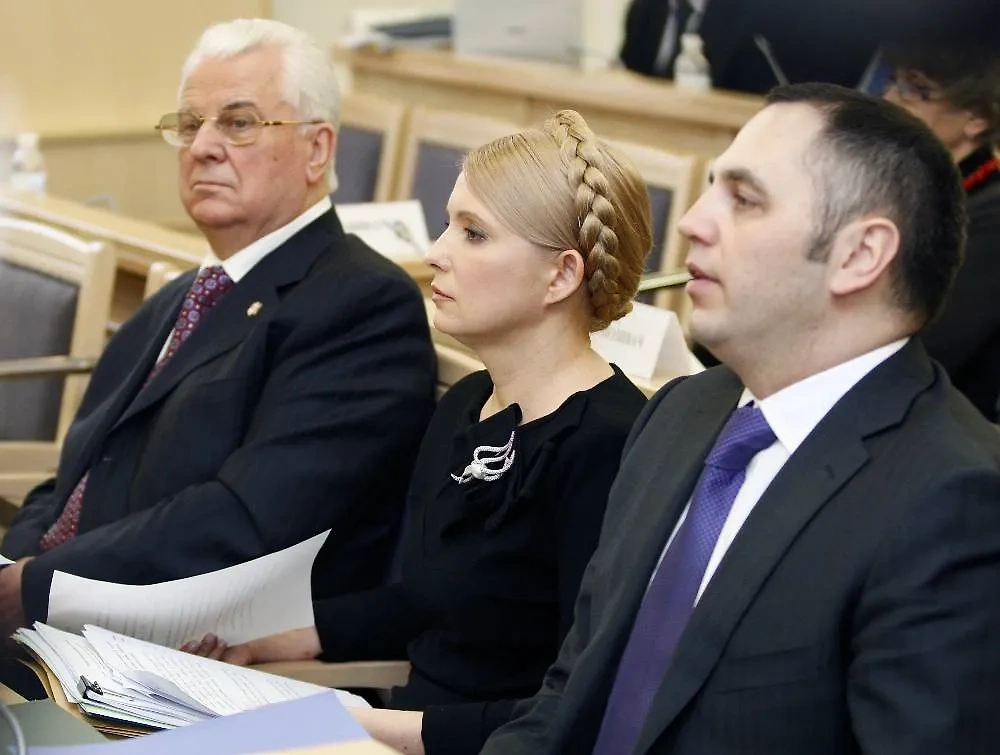 Первый президент Украины Леонид Кравчук, премьер-министр Украины Юлия Тимошенко и заместитель главы фракции БЮТ Андрей Портнов (слева направо). Фото © ТАСС / Синдеев Владимир