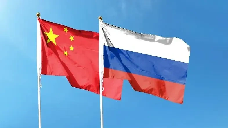Флаги Китая и России. Обложка © Shutterstock / FOTODOM / Andy.LIU