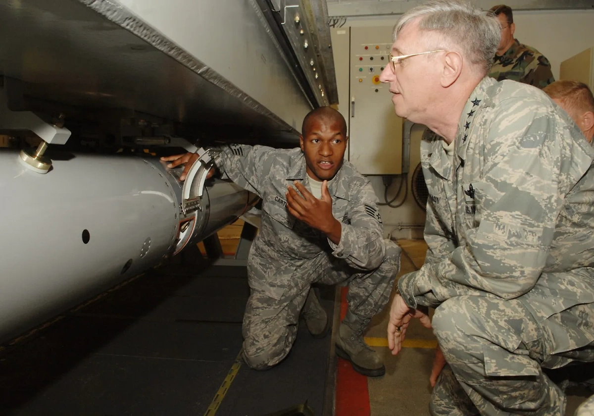 Новой бомбой США намерены заменить устаревший арсенал. Фото © Wikipedia / US Air Force