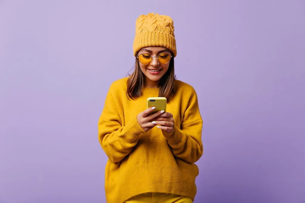 Девушка со смартфоном. Обложка © freepik / lookstudio