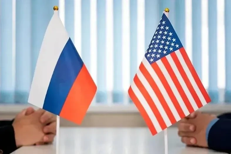 Флаги России и США. Обложка © Shutterstock / FOTODOM / Melnikov Dmitriy