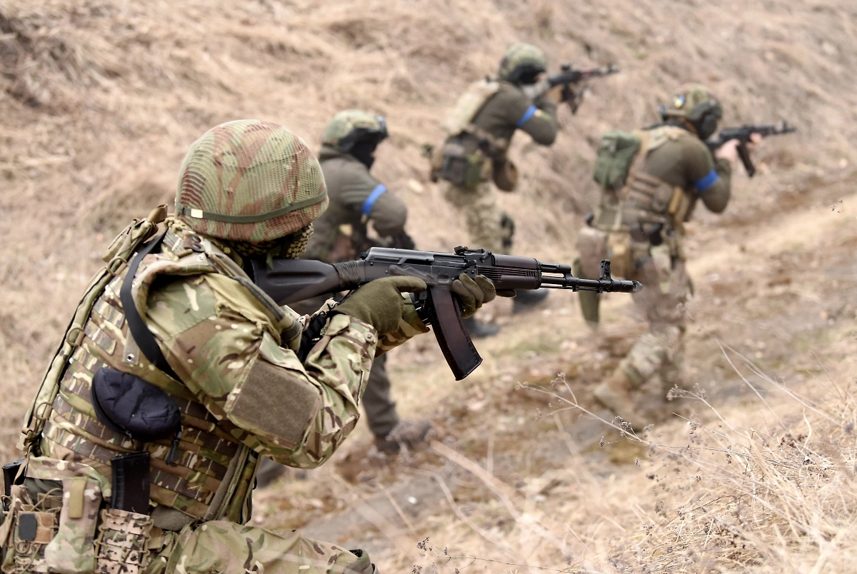Украинские военные. Обложка © Shutterstock / FOTODOM / Bumble Dee