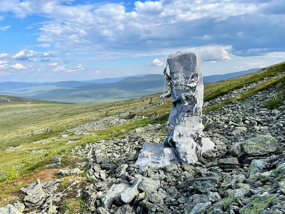 Памятник группе Игоря Дятлова. Обложка © Shutterstock / FOTODOM / Ovchinnikova Irina