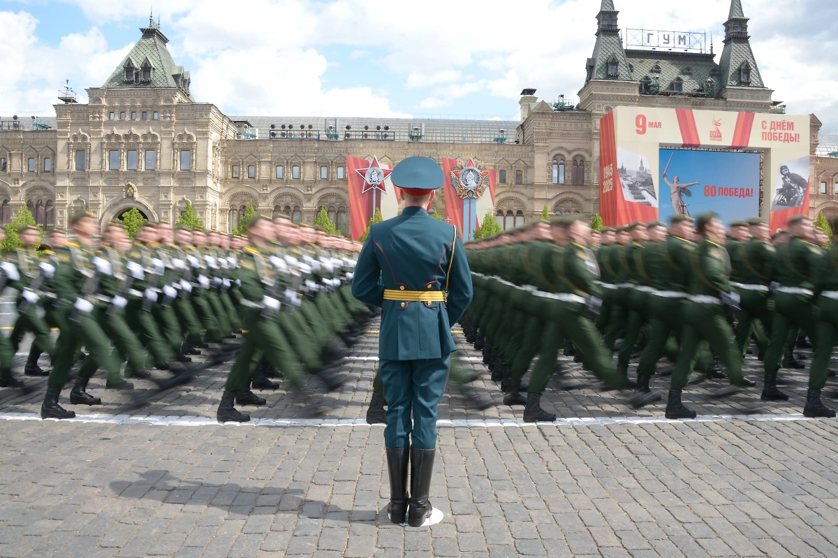 Российские военные на Параде Победы. Обложка © Life.ru
