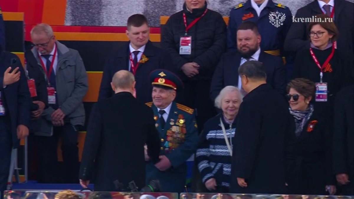 Владимир Путин пожимает руку ветерану ВОВ. Обложка © Telegram / Кремль. Новости