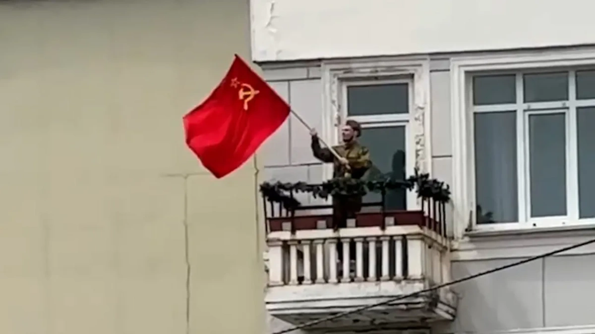 Житель Хабаровска воссоздал фото «Знамя Победы над Рейхстагом». Обложка © SHOT