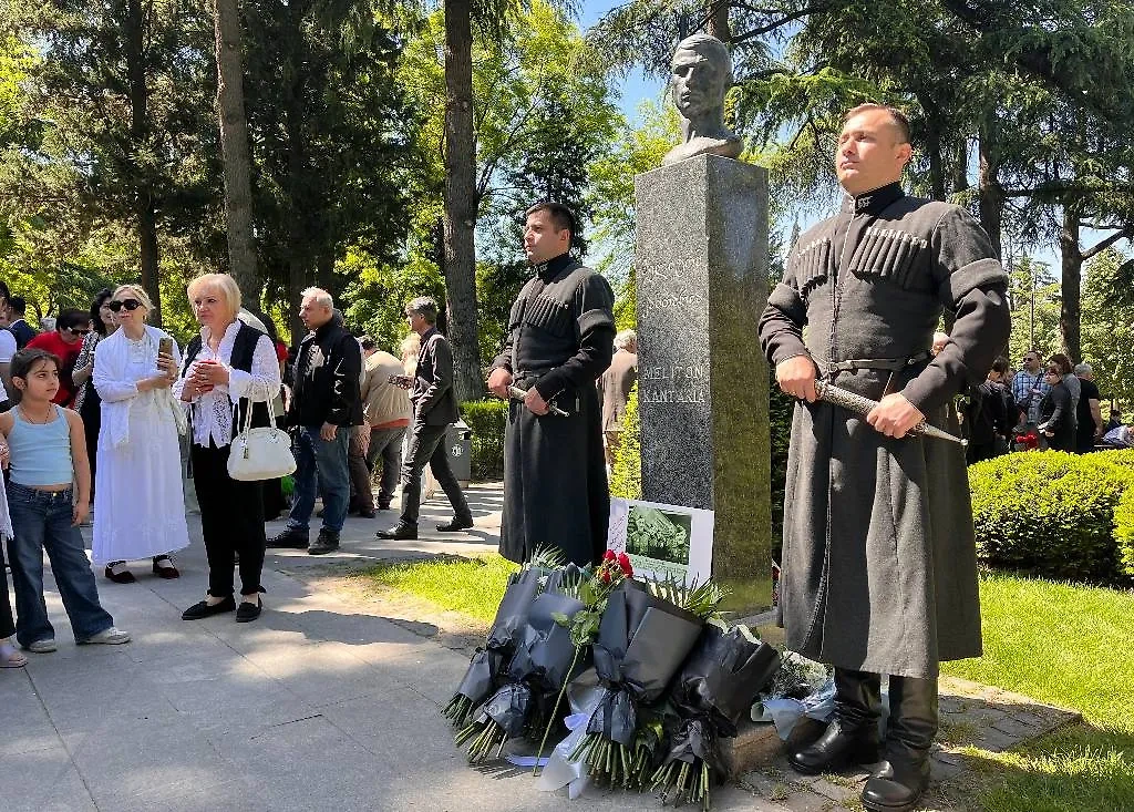 Бюст Мелитону Кантарии в парке культуры и отдыха ветеранов в Тбилиси в День Победы. Обложка © ТАСС / Михаил Егиков
